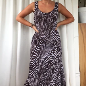 Klänning🦋 - Lång klänning i ballt prickigt mönster. Volanger längst ner. Snygg med skärp i midjan💋