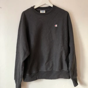 Champion Tröja strl M - En favorit från Champion. Skön fit. Använd fåtal gånger. Mycket gott skick.