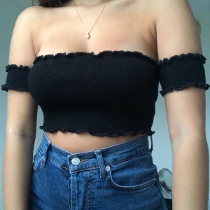 Svart topp strl S - Svart off shoulder cropped top från Fasion Nova, aldrig använd prislapp kvar. Storlek S. Frakt kommer på 63kr