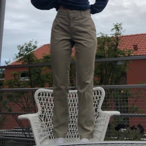 Dickies, slim fit - Dickies herr i storlek 31/32. För stora för mig som normalt sätt har 28 men funkar med skärp trots mindre storlek