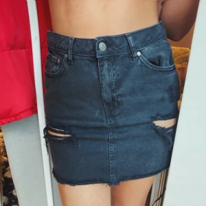 Jeanskjol Nelly - Jeanskjol ifrån Nelly storlek 36, men skulle passa en 38 lika bra. Säljs för 50 kr 💜