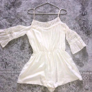 Jumpsuit strl XS - Bra skick, endast använd en sommar. Band går att justera, 200kr + fraktkostnad. Ordinarie priset låg på 400kr.