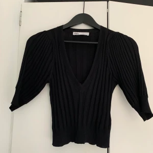 Svart topp - Super söt! Passar till allt 
