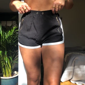 Ivyrevel shorts  - Shorts från Ivyrevel storlek 36. Använda men i fint skick. Knytband i midjan saknas. Frakt 55 kr.