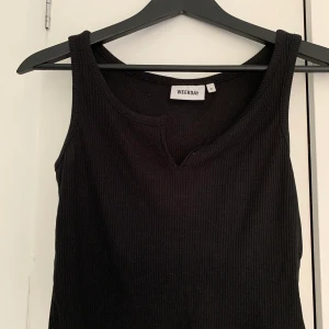 Ribbat linne  - Rubbat linne med en liten detajt. Super snygg