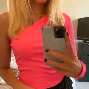Rosa one sholder - Säljer min neon aktiga rosa one sholder tröja!💕