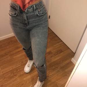 Gråa zara jeans som aldrig kommit till användning, storlek 34 💖 frakt tillkommer 