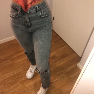 Zara jeans  - Gråa zara jeans som aldrig kommit till användning, storlek 34 💖 frakt tillkommer 