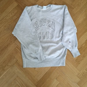 Champion collegetröja  - Säljer en vintage college sweatshirt champion, fits s-m cond: endast General wear no flaws bud från 300 kr eller köp Bin för 500 plus frakt (63kr). Minsta höjning 25 kr 