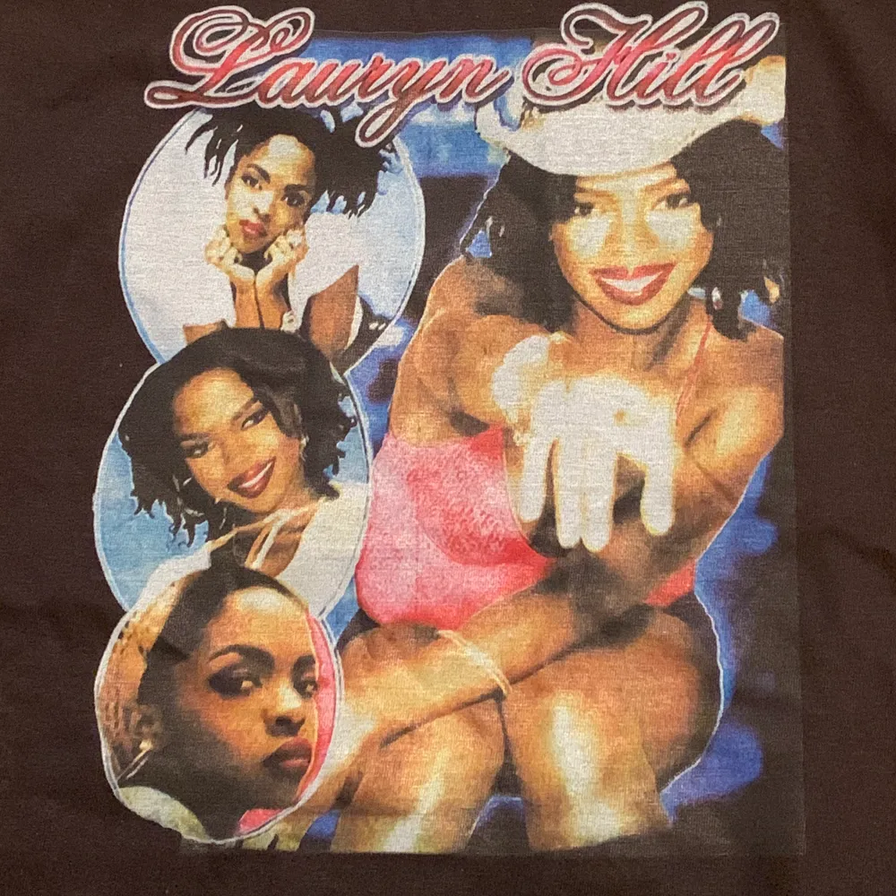 Jätte fin Lauryn Hill t-shirt med tryck i jätte bra skick( aldrig använt). Säljer den för 50 kr plus frakt( köparen står för frakt). BUDA GÄRNA I KOMMENTARERNA 💕. T-shirts.