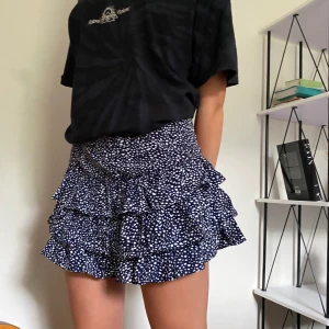 Kjol blå - Supersöt oanvänd kjol, säljer då jag råkade köpa två likadana. Använt den andra flitigt, en av mina favoritkjolar! Köparen står för frakten!