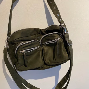 trendig väska - Dansk trendig väska från Bon Gout!🤍🤍 Nypris 500 kr, använd några gånger. 35 X 22 cm, mocka imitation