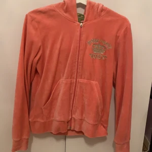 Juicy couture hoodie - En rosa juicy couture hoodie i okej skick därav priset (köpt för runt 1000kr). Däremot är det barnstorlek vilket skulle passa en från 155-165cm (se bild 3. Pris kan diskuteras och frakten ingår inte i priset.  Skriv för intresse.