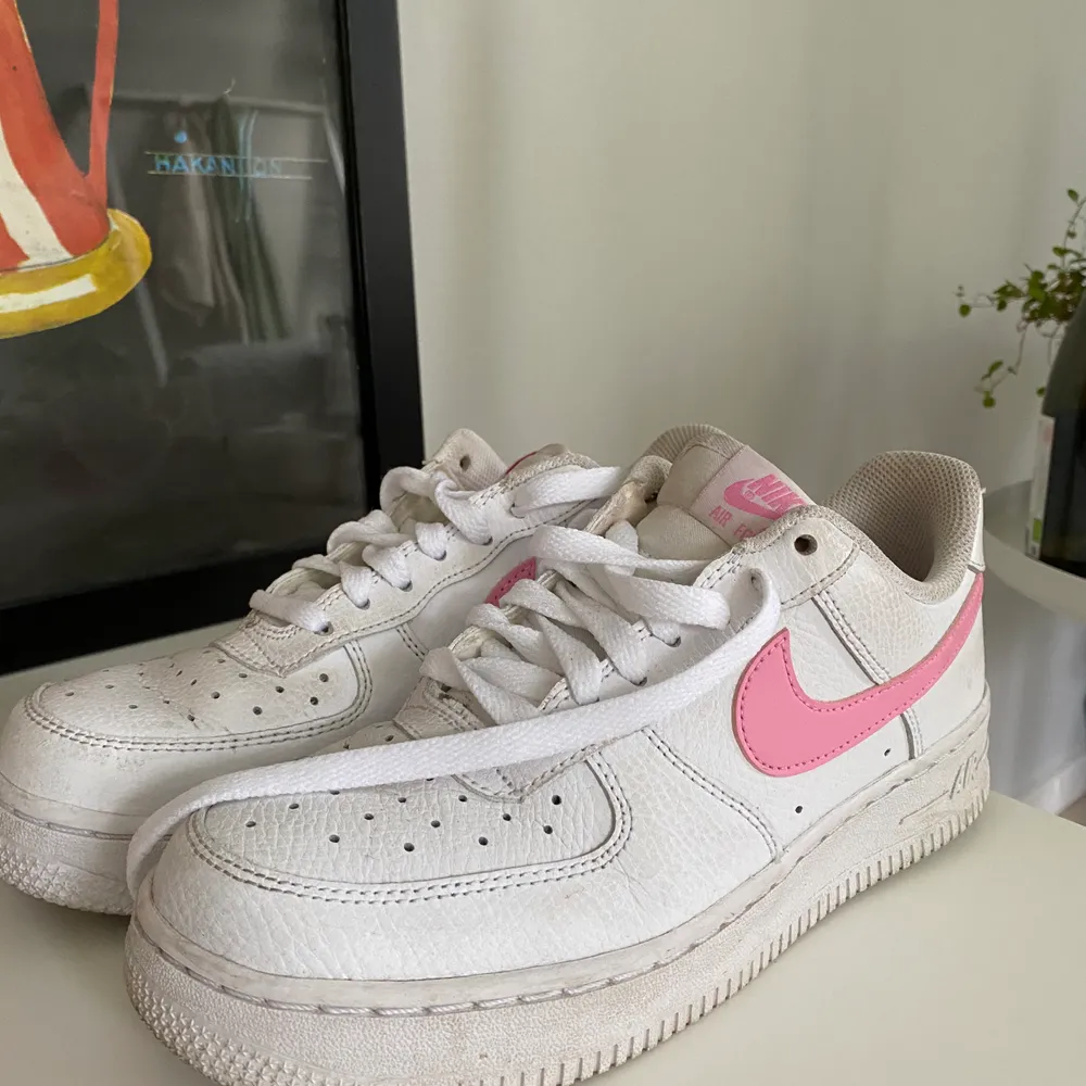 Otroligt fina Nike air force i bra skick. Använda Max 5 ggr. Kommer med rosa skosnören också. Strl. 38. . Skor.