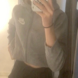 Nike tröja - Använd 1-2 gånger och super bekväm!! Högsta bud 350kr kunden står för frakten