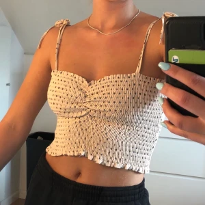 Ljusrosa/Beige prickigt linne🦓🦓 - Man kan ta bort banden, så att det blir som en bandeau. Svin ball, tycker den e fett cool men lite för söt för min smak. Ni alla har varit där nån gång, med ett plagg ni it ens e bekväm o sätta på... 🐿🦔🌸🌸lol från Nelly 