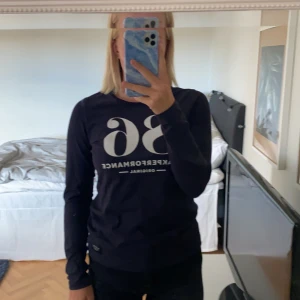 Peak performance långärmad i strl M men passar S väldigt bra!! - Marinblå långärmad tröja med tryck över bröstet