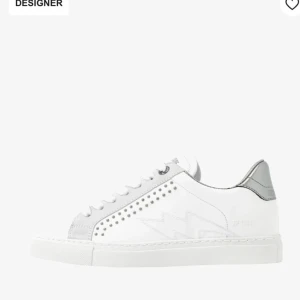 Zadig & Voltaire skor - Säljer dessa skiiiit snygga Zadig & Voltaire skorna! Köpta här på plick men tyvärr för stora:( Använda en gång, annars så gott som nya! Fler bilder skickas gärna på begäran. Andra frågor elr funderingar är de bara att höra av sig💗💗 btw är dom mindre i str!