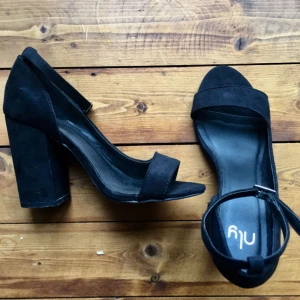  - Superfina sandaletter med rem över anklarna från Nelly. Köparen står för frakten✨