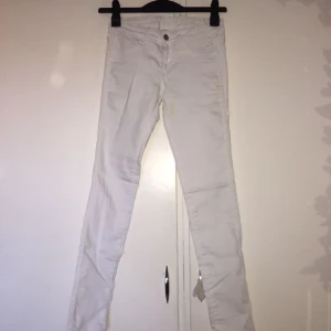  - Stretchiga vita jeans från H&M