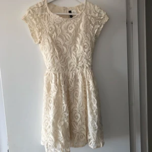  - Gräddvit klänning i spets från H&M, perfekt inför studenten exempelvis. Frakten är inkluderad i priset. 