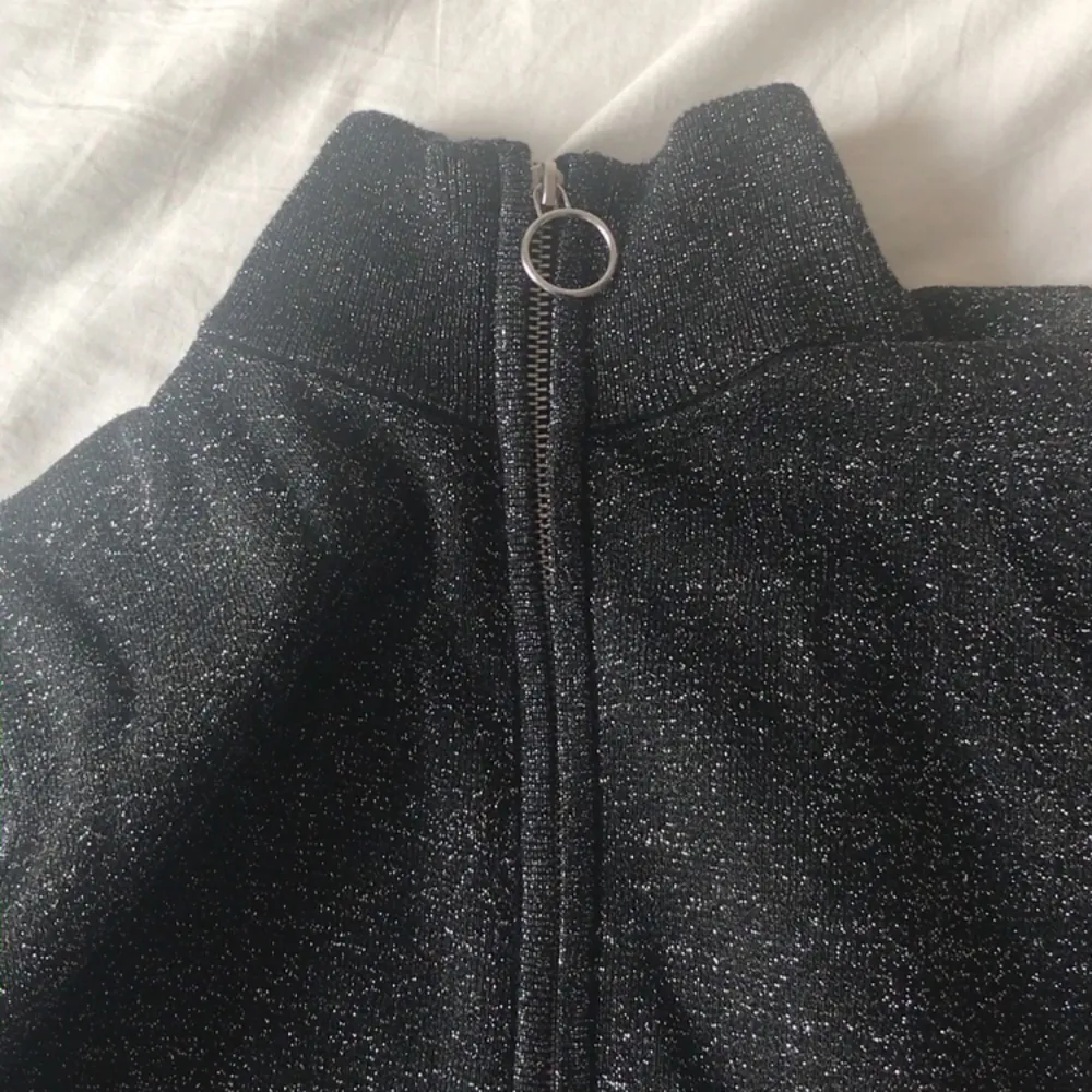 supersöt polo krages tröja ifrån monki. den är svart täckt med glitter som inte ramlar av. finns dragkedja :). Tröjor & Koftor.
