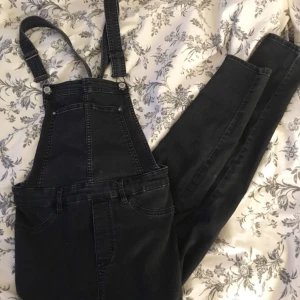  - Ett par hängselbyxor från h&m med storlek 38 som motsvarar S/M, Tyvärr kommer den inte till användning längre. Nypris 300kr säljer för 60 + frakt (som ligger någonstans vid 89kr)