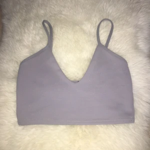  - En kort festtopp som är i färgen blå men de mer åt ett grått håll. Aldrig använt de