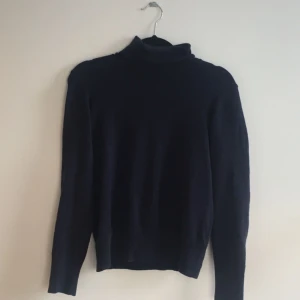  - väldigt mörkblå polotröja i storlek M. Passar även snyggt på S. Sömmen har gått upp lite vid kragen (se bild 2).