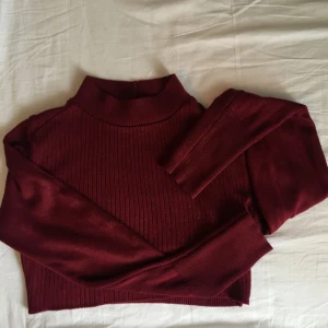  - Väldigt croppad top från Forever 21. Om du har lite större bröst än mig kan du nog få en skitsnygg underboob! Halvpolo och långärmad. Möts upp i Stockholm :)