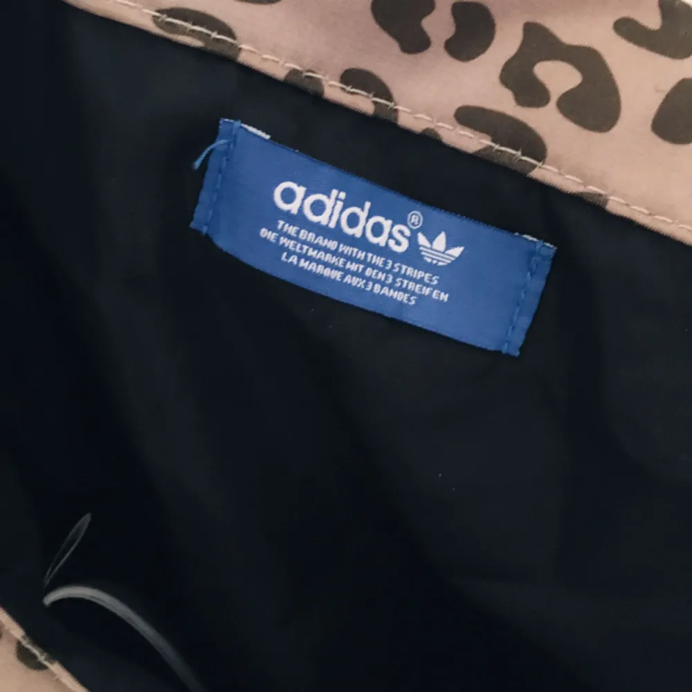 Adidas-väska i leopardmönster (beige & mörkgrön)  frakt ingår i priset 🤸🏼‍♀️⚡️. Väskor.
