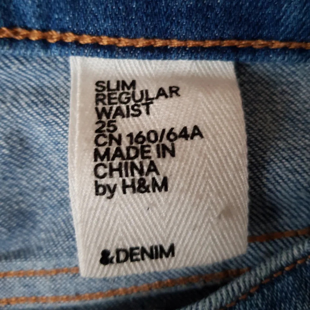 Supersnygga mom jeans från h&m med slitningar på knäna. Köparen står för frakt 😊. Jeans & Byxor.