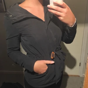  - Only jacka. Tunn med ett fint matt tyg. 🧥✨💫