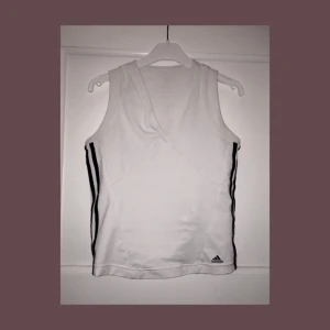  - Skitsnygg Adidas topp! Jätteskön att träna i OCH snygg när man går ut, get you a shirt that can do both ‼️ Står nt storlek nånstans men gissar M och materialet e stretchigt. Frakt betalas av köparen elr så möts vi upp i Sthlm🌹🌹