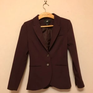  - Lila kavaj med tunt foder från H&M. Storlek S. Två knappar. Två stora fickor framme och en liten bröstficka. Frakt tillkommer!