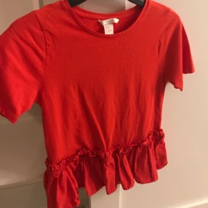  - Topp med volang nedtill, röd, kortärmad i XS från h&m