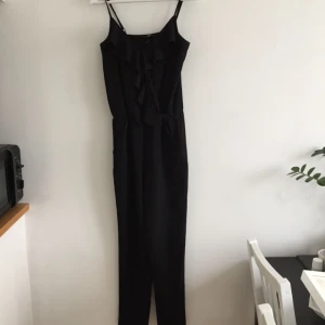  - Svart jumpsuit, ”kostymig” i stilen. Knappt använd. Volanger som korsar varandra framtill. Passar mig som vanligtvis har S och är ca 176 cm lång. Pris 100kr+ eventuell frakt, kan även tänka mig byte om jag finner något av det du säljer intressant 🌟