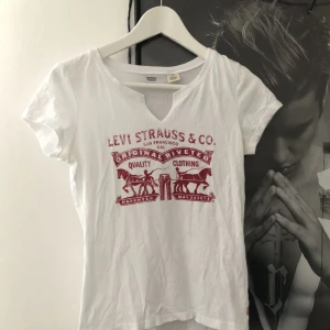  - Levis tisha, väldigt fin o i bra skick men säljs då den knappt används tyvärr... 🌸  + 38 kr frakt!! 🌵 50% GÅR TILL VÄLGÖRENHET!!! Tar endast swish!!