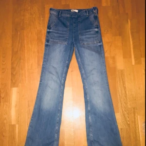  - Boot cut jeans Gina tricot  Aldrig använd  38 storlek men också passar 36