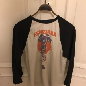  - BandTröja i snyggt slitet skick Graveyard Satans Finest. Står L på lappen men sitter som M. Kan skickas för 35 sek eller hämtas i Uppsala