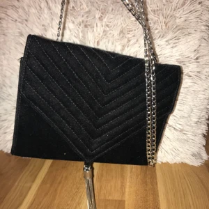  - jätte fin svart sammetsväska med silvriga detaljer. Köpte den i somras men inte alls mycket använd. Pris kan diskuteras och jag tar swish :) 