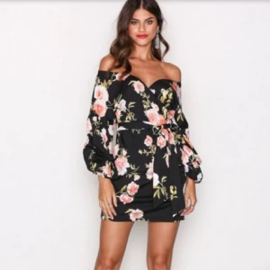  - Klänning från NLY Trend. Använd 2 gånger. Köparen står för eventuellt frakt.