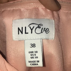  - Fin klänning, kan användas vid t.ex bal Använd fåtal gånger