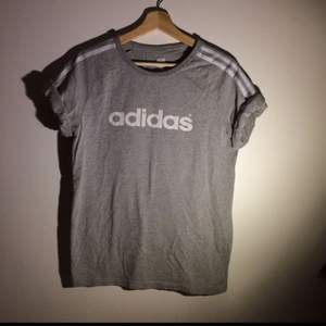 Adidas t-shirt storlek M, frakt inräknat i priset. 