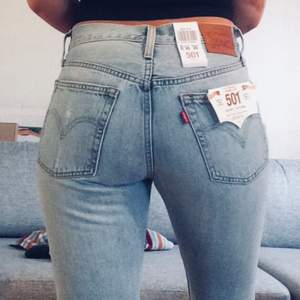Ett par helt nya Levis 501 jeans i färgen clear minds! Storlek 28, högmidjade, med slitningar fram! Aldrig använda, endast provade! Har prislapparna kvar! (Samma byxor som två annonser tidigare!)