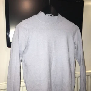  - Tunn polo från Selected! En liten M så passar XS och S också. Bra skick, 50% ull i materialet! Frakt tillkommer, tar swish!