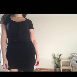  - Fin crop-top/t-shirt från bikbok men knappar. Storlek s. Kan mötas i Malmö eller så står köparen för frakten.