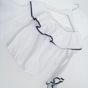  - Säljer min fina oanvända blus från zara så den tyvärr bara ligger! 