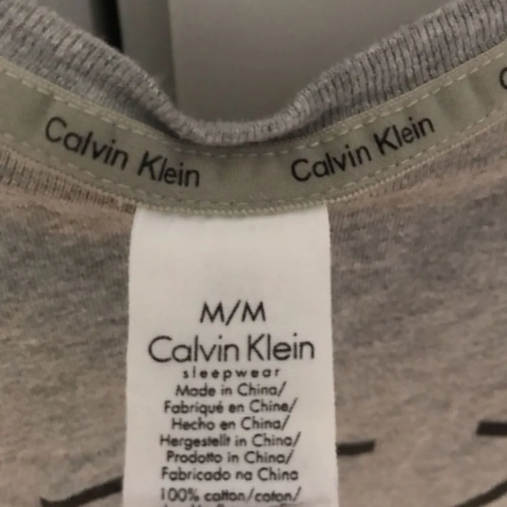 Väldigt skön grå T-shirt från Calvin Klein. Köpt på raglady hösten 2016. Strl. M men jag har ofta XS/S och den satt bra. Bra skick. Möter upp i Gbg.. Toppar.