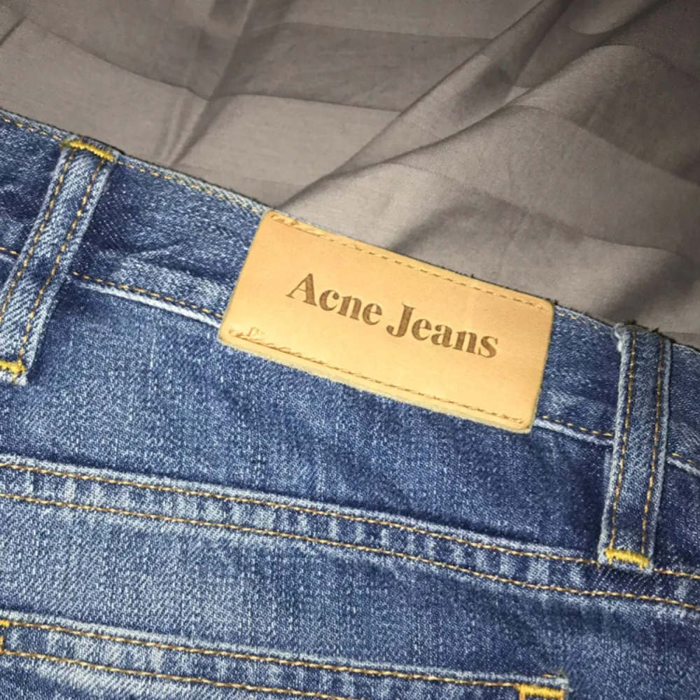 Ett par oanvända Acne jeans. Byxorna är i flare/bootcut och är super snygga, dock lite för långa för mig. . Jeans & Byxor.